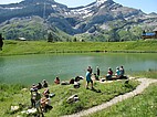 Arrêt Pic-nic avec les enfants au bord d'un lac